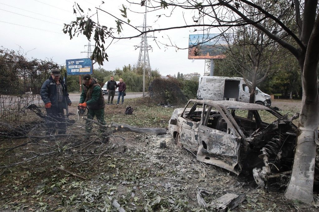 Szemle az orosz tüzérségi lövedékek által okozott károkról a Megváltás Temploma területén, a kijevi régióban, Ukrajnában.