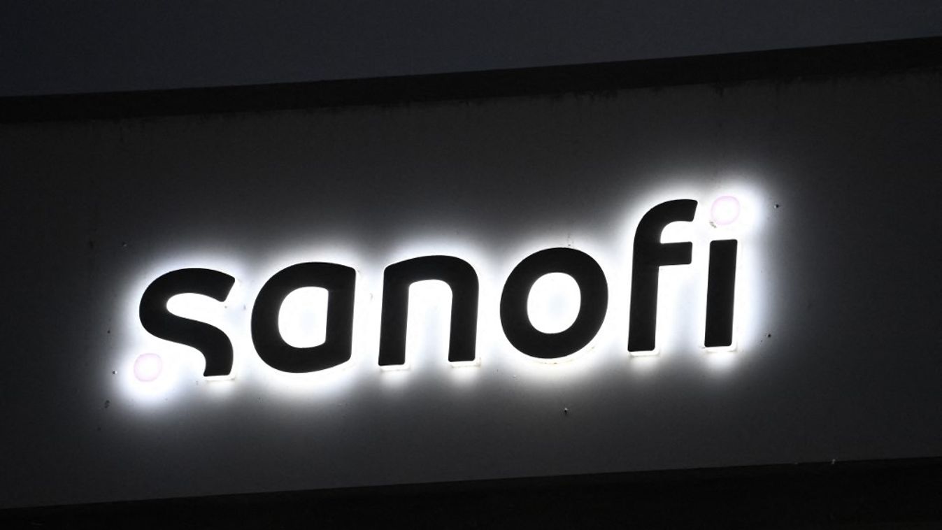 A Sanofi logója az amilly-i gyárban (Fotó: AFP)