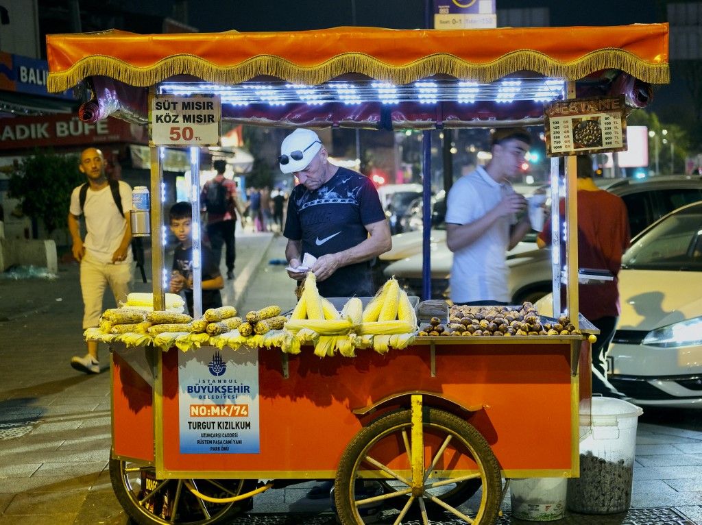 Turkey, Istanbul, Fatih district, Eminönü, night corn street vendor (Photo by OLART Fabien / Hemis.fr / hemis.fr / Hemis via AFP)