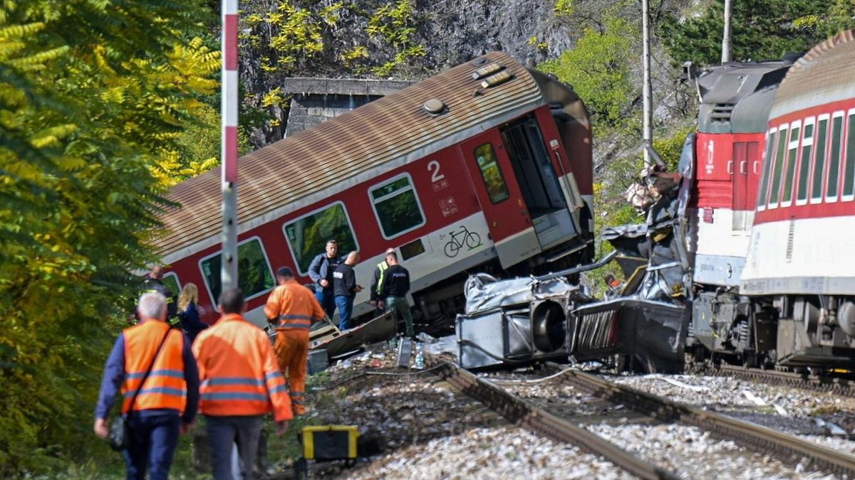 Letartóztattak egy mozdonyvezetőt a Szlovákiában történt vonatbaleset után, amelyben csaknem száz ember sérült meg