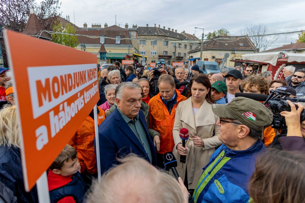 A pesterzsébeti piacon járt Orbán Viktor, elindult a háború elleni aláírásgyűjtés
Fidesz választási kampány