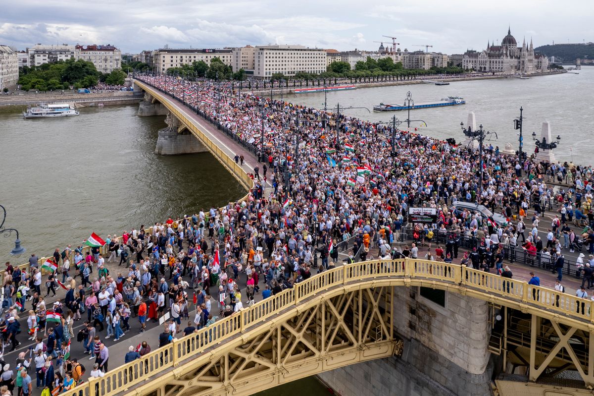 Budapest, 2024. június 1.
A drónnal készült képen a Civil Összefogás Fórum - Civil Összefogás Közhasznú Alapítvány (CÖF-CÖKA) Békemenetének résztvevői vonulnak a Margit hídon 2024. június 1-jén.
MTI/Czeglédi Zsolt