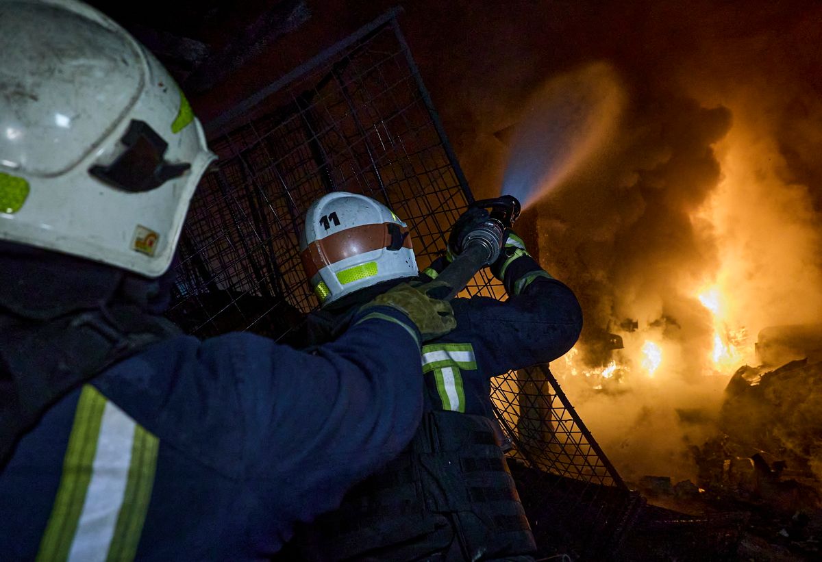  A mezőkovácsházai hivatásos tűzoltók oltják a lángokat Nagybánhegyesen (Fotó: Szergej Kozlov/MTI/EPA)