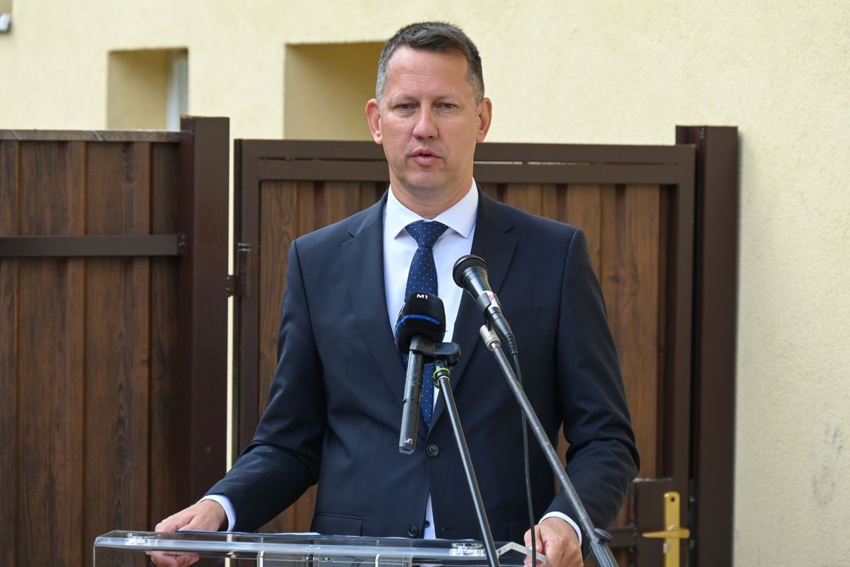 Fegyvernek, 2025. augusztus 25.
Fülöp Attila, a Belügyminisztérium gondoskodáspolitikáért felelős államtitkára beszédet mond a Hétszínvirág lakásotthon átadásán Fegyverneken 2025. augusztus 25-én.
MTI/Máthé Zoltán