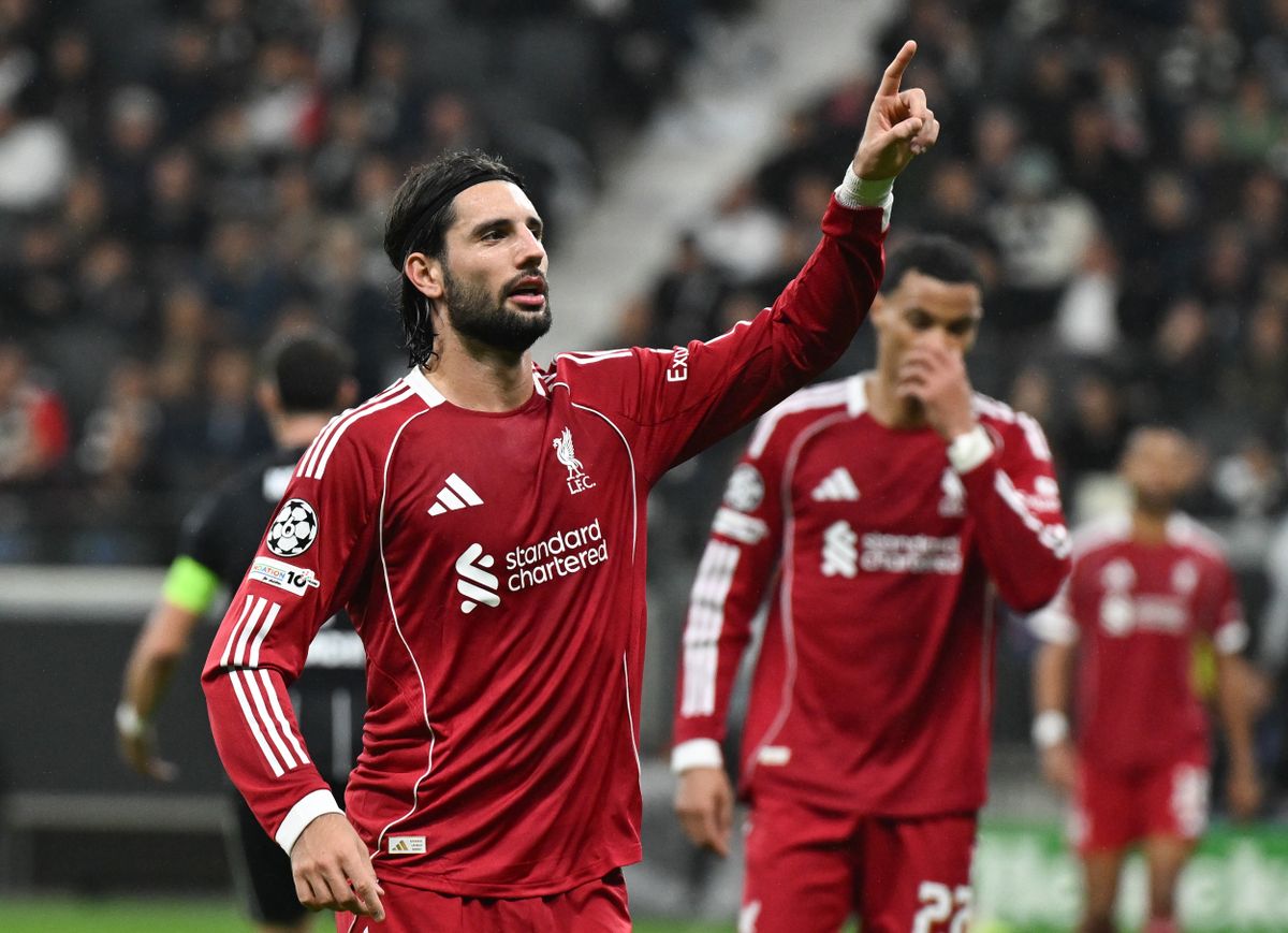 22 October 2025, Hesse, Frankfurt/Main: Soccer: Champions League, Eintracht Frankfurt - Liverpool FC, preliminary round, matchday 3, Deutsche Bank Park. Dominik Szoboszlai (Liverpool FC, l) celebrates next to Hugo Ekitiké (Liverpool FC) after his goal to make it 5:1. Photo: Arne Dedert/dpa