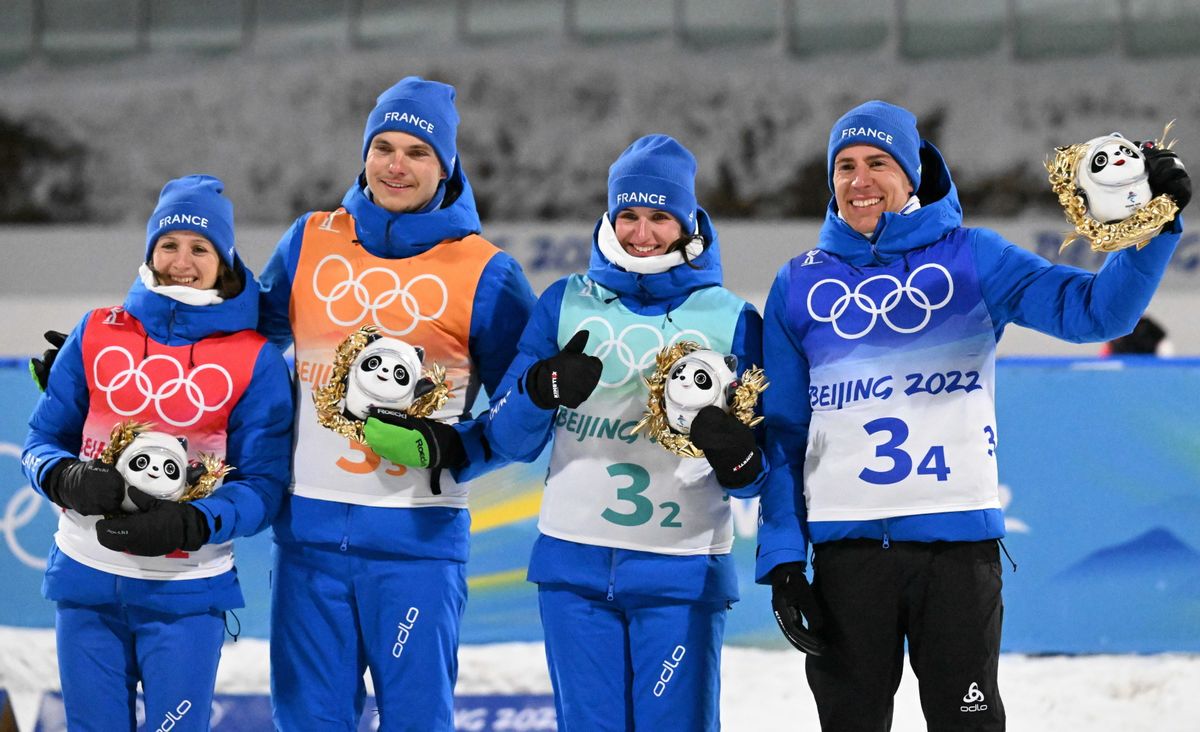 Csangcsiakou, 2022. február 5.
Az ezüstérmes francia csapat tagjai: Anais Chevalier-Bouchet, Julia Simon, Emilien Jacquelin és Quentin Fillon Maillet a sílövők 4x6 kilométeres vegyesváltó versenyének eredményhirdetésén a 2022-es pekingi téli olimpián a csangcsiakoui zónában lévő Nemzeti Sífutó Központban 2022. február 5-én.
MTI/EPA/Filip Singer