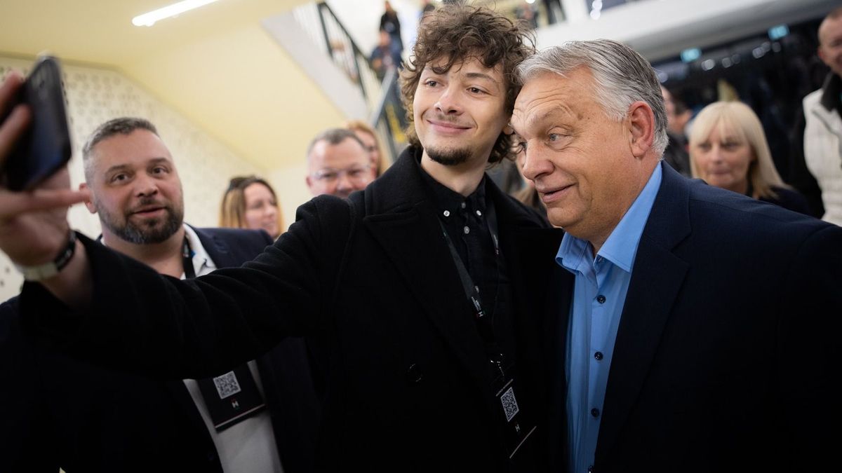Rocklegenda tűnt fel a harcosok edzőtáborában + videó