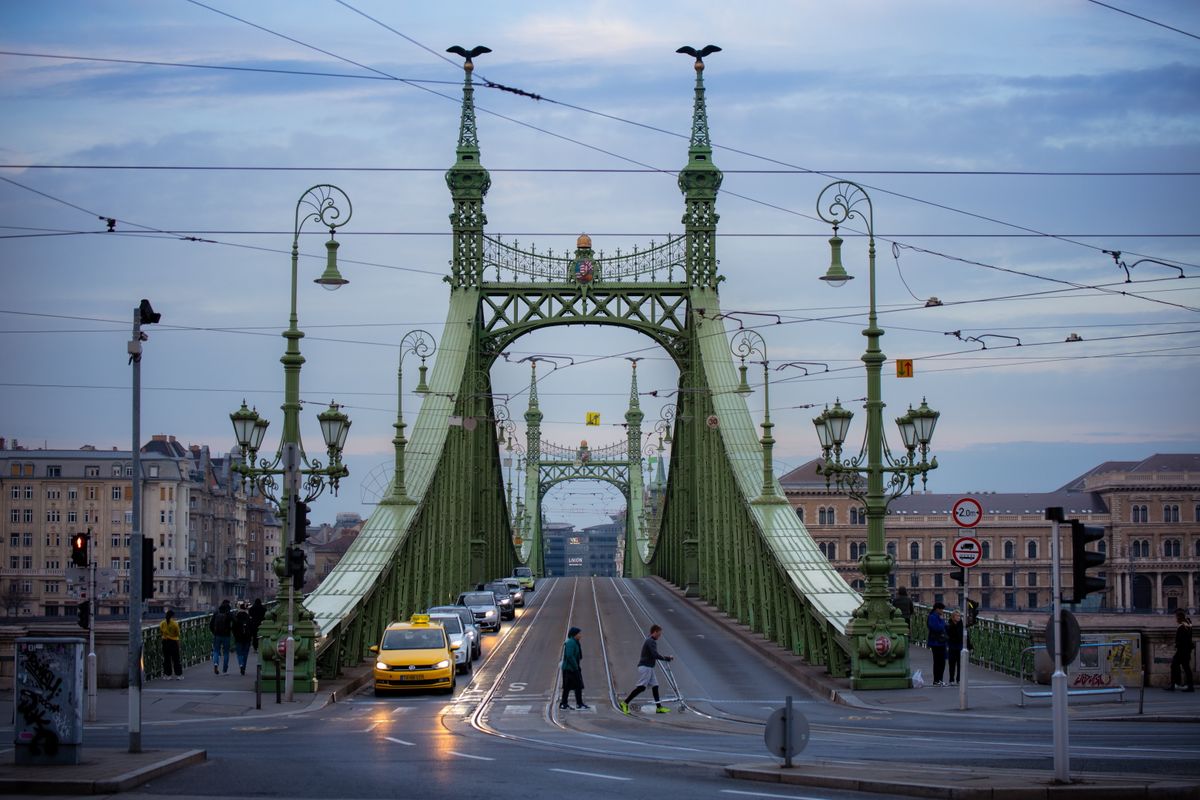 Budapest, 2024. március 9.
A Szabadság híd budai hídfőjénél gyalogosok mennek át a zebrán.
MTVA/Bizományosi: Róka Dániel 
***************************
Kedves Felhasználó!
Ez a fotó nem a Duna Médiaszolgáltató Zrt./MTI által készített és kiadott fényképfelvétel, így harmadik személy által támasztott bárminemű – különösen szerzői jogi, szomszédos jogi és személyiségi jogi – igényért a fotó szerzője/jogutódja közvetlenül maga áll helyt, az MTVA felelőssége e körben kizárt.