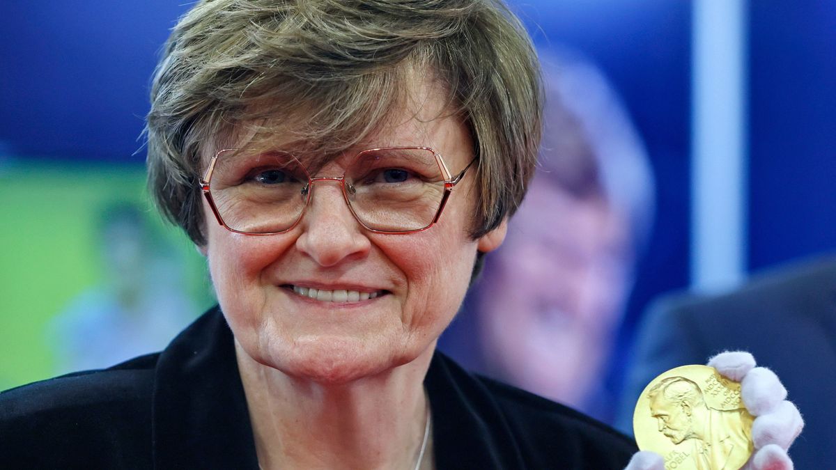 Szeged, 2024. április 16.
Karikó Katalin biokémikus Nobel-díjának másolatával az életútját és munkásságát bemutató új, állandó kiállítás megnyitóján a Szegedi Tudományegyetem tanulmányi és információs központjában 2024. április 16-án. A kutató egykori alma materének, a Szegedi Tudományegyetemnek ajánlotta fel Nobel-díjának másolatát, valamint a díjjal járó több mint félmillió dollárt, melyből a kiváló tanárok és diákok részesülnek majd.
MTI/Lehoczky Péter