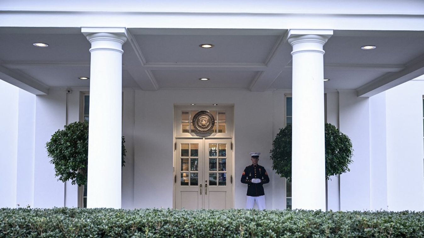 Egy amerikai tengerészgyalogos őrködik a Fehér Ház nyugati szárnya előtt Washingtonban (Fotó: AFP)
