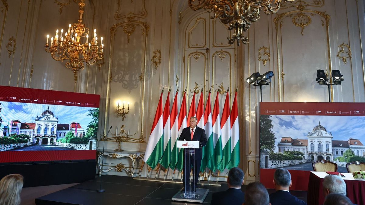 Orbán Viktor és Csányi Sándor Gödöllőn.
A kormány és az OTP közösen építi újjá a gödöllői kastélyt.