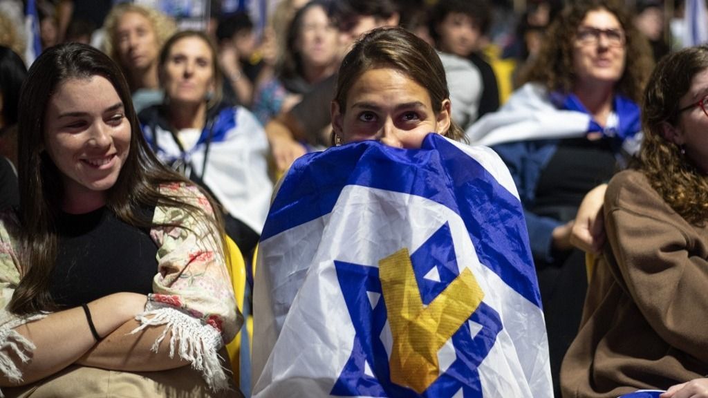 Történelmi pillanat a túszok szabadulása (Fotó: AFP)