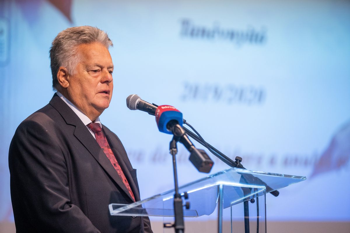 Gyula, 2019. szeptember 2.
Kreszta Traján, az Országgyűlés román nemzetiségi szószólója a gyulai Nicolae Bălcescu Román Gimnázium, Általános Iskola és Kollégium megújult épületének tanévnyitóval egybekötött átadó ünnepségén 2019. szeptember 2-án.
MTI/Rosta Tibor