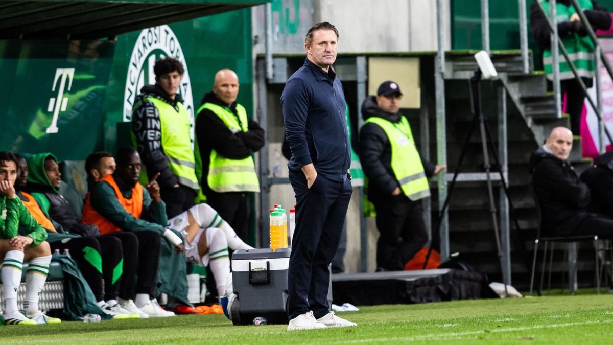 Robbie Keane kifakadt, a játékvezetővel elbeszélgetne a megítélt tizenegyes után