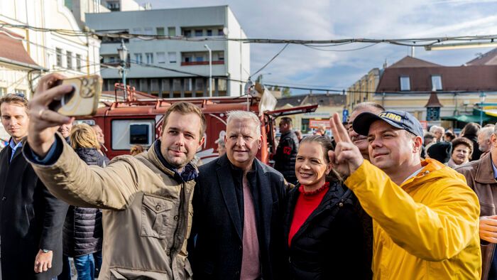 A pesterzsébeti piacon járt Orbán Viktor, elindult a háború elleni aláírásgyűjtés
Fidesz választási kampány