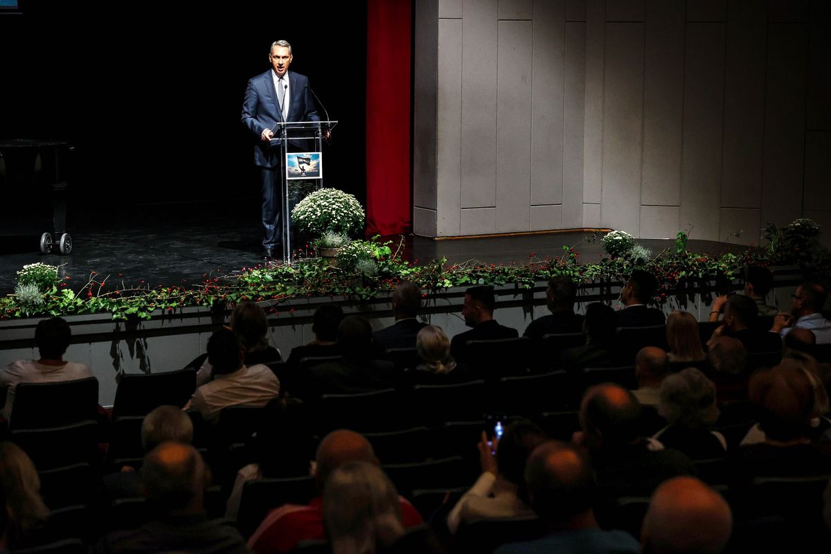 Bonyhád, 2025. október 22.
Lázár János építési és közlekedési miniszter beszédet mond az 1956-os forradalom és szabadságharc 69. évfordulója alkalmából tartott bonyhádi megemlékezésen 2025. október 22-én.
MTI/Kiss Dániel