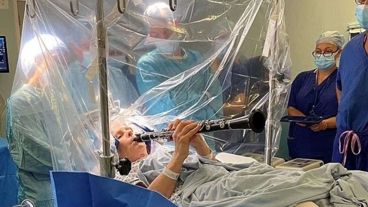 Műtötték az agyát, ő meg közben csak klarinétozott + videó