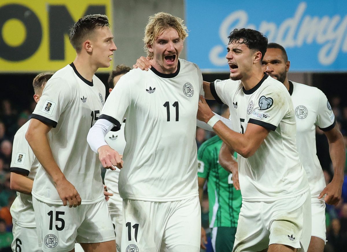 13 October 2025, Great Britain, Belfast: Soccer: World Cup Qualification Europe, Northern Ireland - Germany, Group Phase, Group A, Matchday 4, Windsor Park, Nick Woltemade (Germany, center) celebrates his goal for 0:1 with Nico Schlotterbeck (l), Aleksandar Pavlovic and Jonathan Tah (r). Photo: Christian Charisius/dpa (Photo by CHRISTIAN CHARISIUS / dpa Picture-Alliance via AFP)