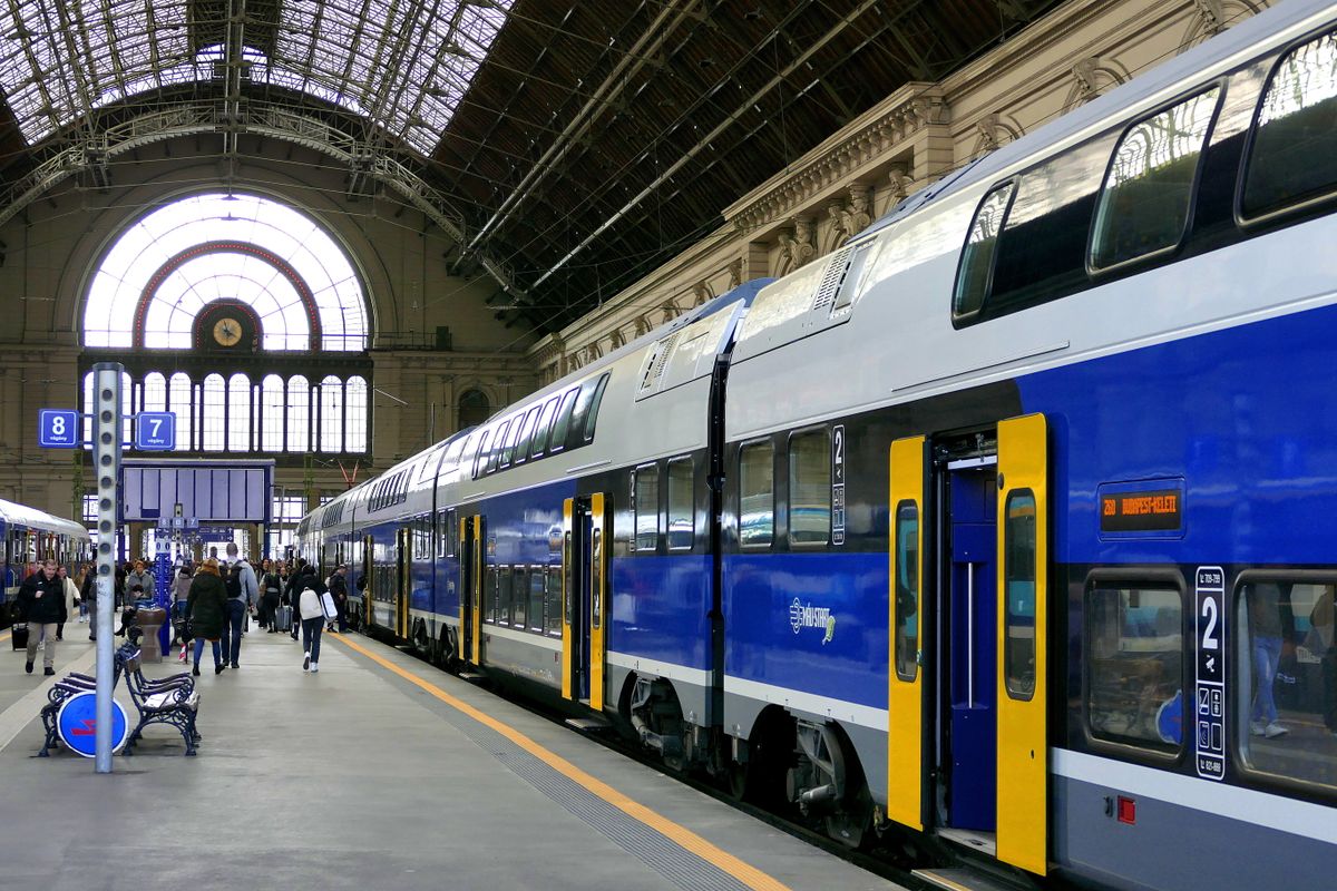 Budapest, 2024. április 25.
A MÁV-START Zrt. kétszintes Stadler KISS típusú vonata a Keleti pályaudvaron.
MTVA/Bizományosi: Jászai Csaba 
***************************
Kedves Felhasználó!
Ez a fotó nem a Duna Médiaszolgáltató Zrt./MTI által készített és kiadott fényképfelvétel, így harmadik személy által támasztott bárminemű – különösen szerzői jogi, szomszédos jogi és személyiségi jogi – igényért a fotó szerzője/jogutódja közvetlenül maga áll helyt, az MTVA felelőssége e körben kizárt.