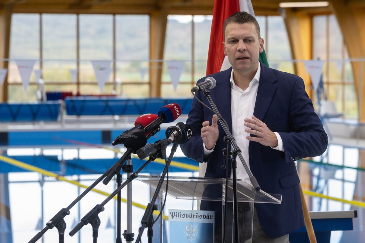 Pilisvörösvár, 2025. október 9.
Menczer Tamás, a Fidesz-KDNP kommunikációs igazgatója beszédet mond a pilisvörösvári tanuszoda átadó ünnepségén 2025. október 9-én. Az Úszó Nemzet Program keretében átadott 39. tanuszoda 1312 négyzetméter alapterületű, a medencék feszített vízfelülettel rendelkeznek.
MTI/Kocsis Zoltán