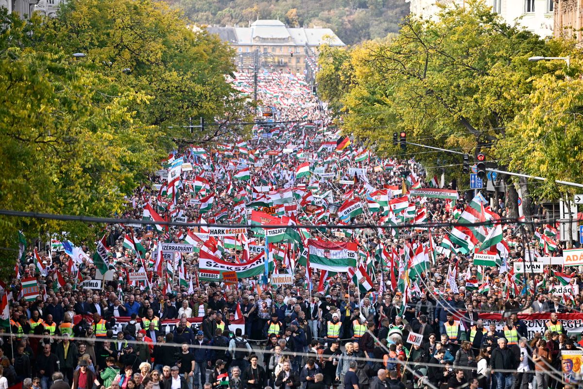 Budapest, 2025. október 23.
A Miniszterelnöki Kommunikációs Főosztály által közreadott képen a Civil Összefogás Fórum - Civil Összefogás Közhasznú Alapítvány (CÖF-CÖKA) Békemenetének résztvevői az 1956-os forradalom és szabadságharc 69. évfordulóján a Szent István körúton 2025. október 23-án. A Békemenet a Kossuth térre vonul, ahol ünnepi beszédet mond Orbán Viktor miniszterelnök.
MTI/Miniszterelnöki Kommunikációs Főosztály