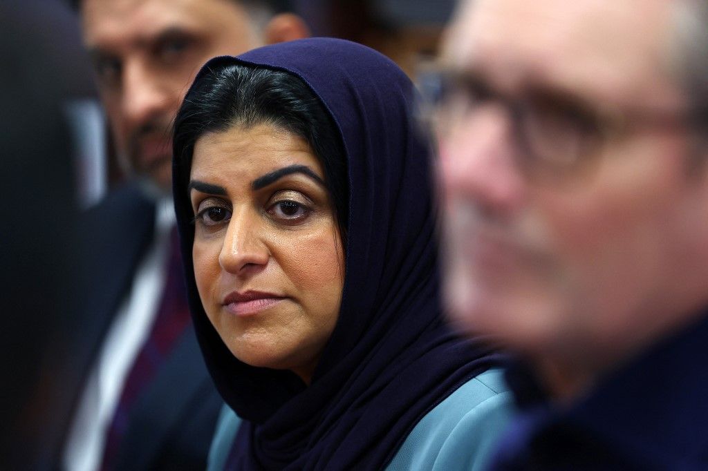 Britain's Prime Minister Keir Starmer (R) and Britain's Home Secretary Shabana Mahmood (C) react during a visit to Peacehaven Mosque near Brighton in southern England, on October 23, 2025. (Photo by Peter Nicholls / POOL / AFP)