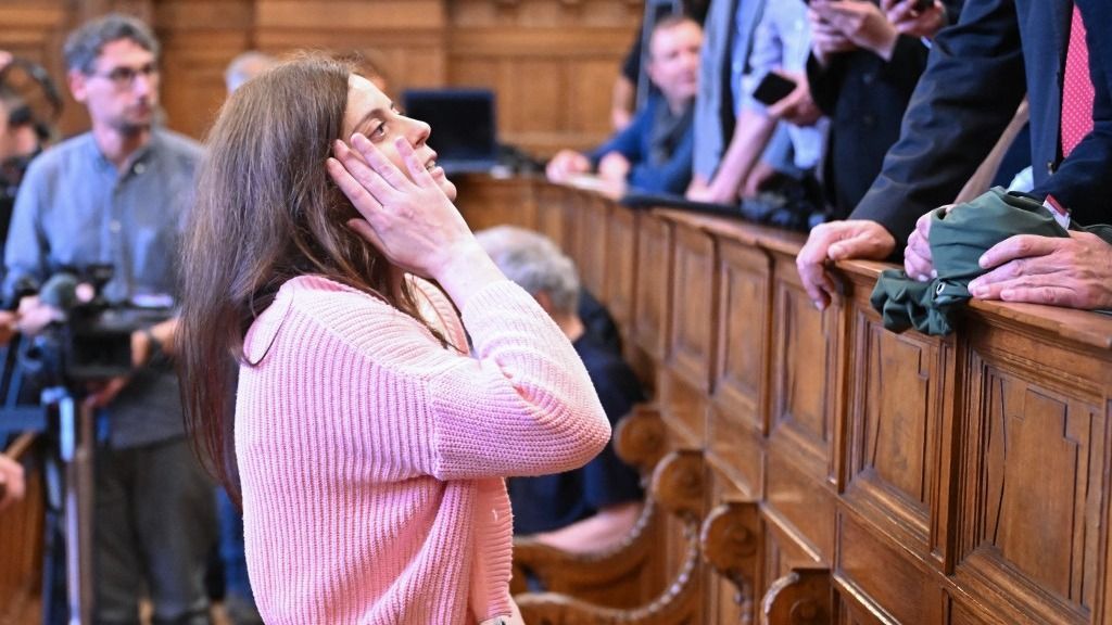 Börtön helyett virágcsokrot kapott Ilaria Salis