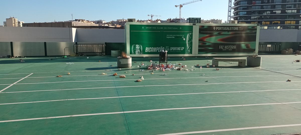 A Sporting otthonaként is szolgáló José Alvalade Stadionnál Cristiano Ronaldo fényképe is felbukkant, a környéken viszont másfél nappal a Portugália–Írország vb-selejtező után is rengeteg a szemét