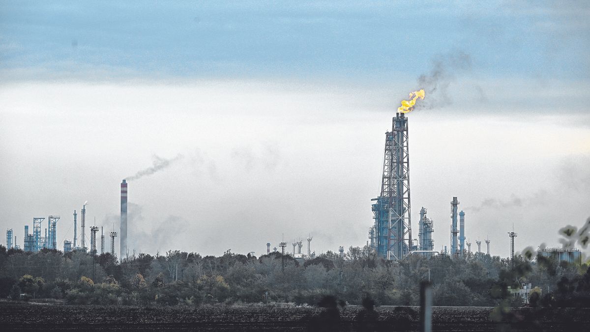 Százhalombatta, 2025. október 21.
Olajfáklya a Mol százhalombattai Dunai Finomítójában 2025. október 21-én. A Mol megerősítette, hogy előző nap éjjel tűz ütött ki a finomító AV3-as üzemében. A tüzet a tűzoltók lokalizálták, és jelenleg is dolgoznak a terület biztosításán. Személyi sérülés nem történt, a baleset pontos okát vizsgálják. A kárfelméréssel párhuzamosan fokozatosan újraindítják a tűzben nem érintett üzemegységeket.
MTI/Hegedüs Róbert