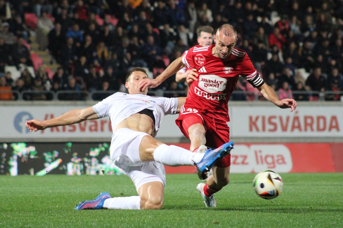 Temesvári Attila (balra) itt még a labdát találta el, utána emberhátrányba hozta Bódog Tamás csapatát