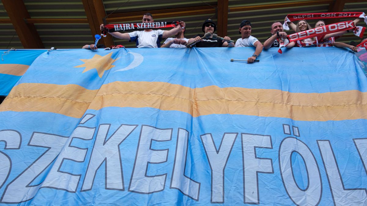 FK Csíkszereda
Csíkszereda, 2022. július 23.
Szurkolók a csíkszeredai stadion klubház- és lelátóavató ünnepségén játszott FK Csíkszereda - Magyarország U18-as barátságos labdarúgó-mérkőzésen az erdélyi Csíkszeredában 2022. július 23-án.
MTI/Veres Nándor