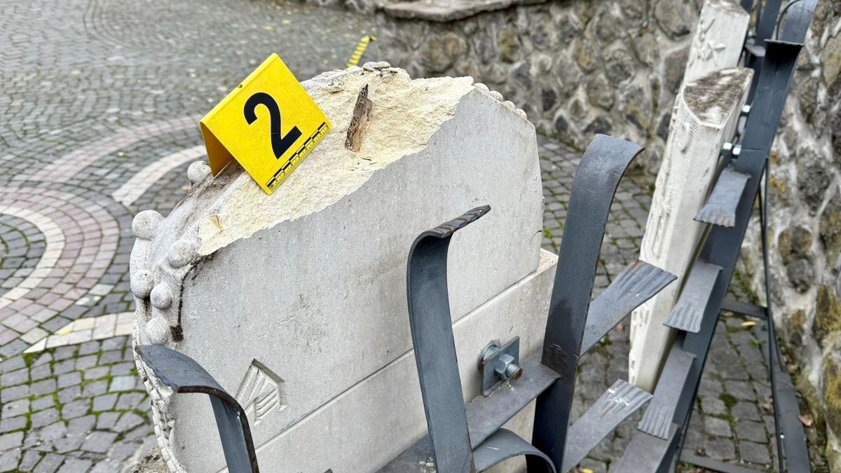 Összetörték a magyar címert Székelyudvarhelyen