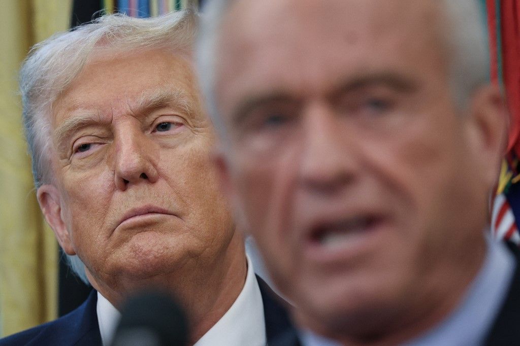 Robert F. Kennedy Jr. amerikai egészségügyi és humán szolgáltatásokért felelős miniszter és Donald Trump amerikai elnök