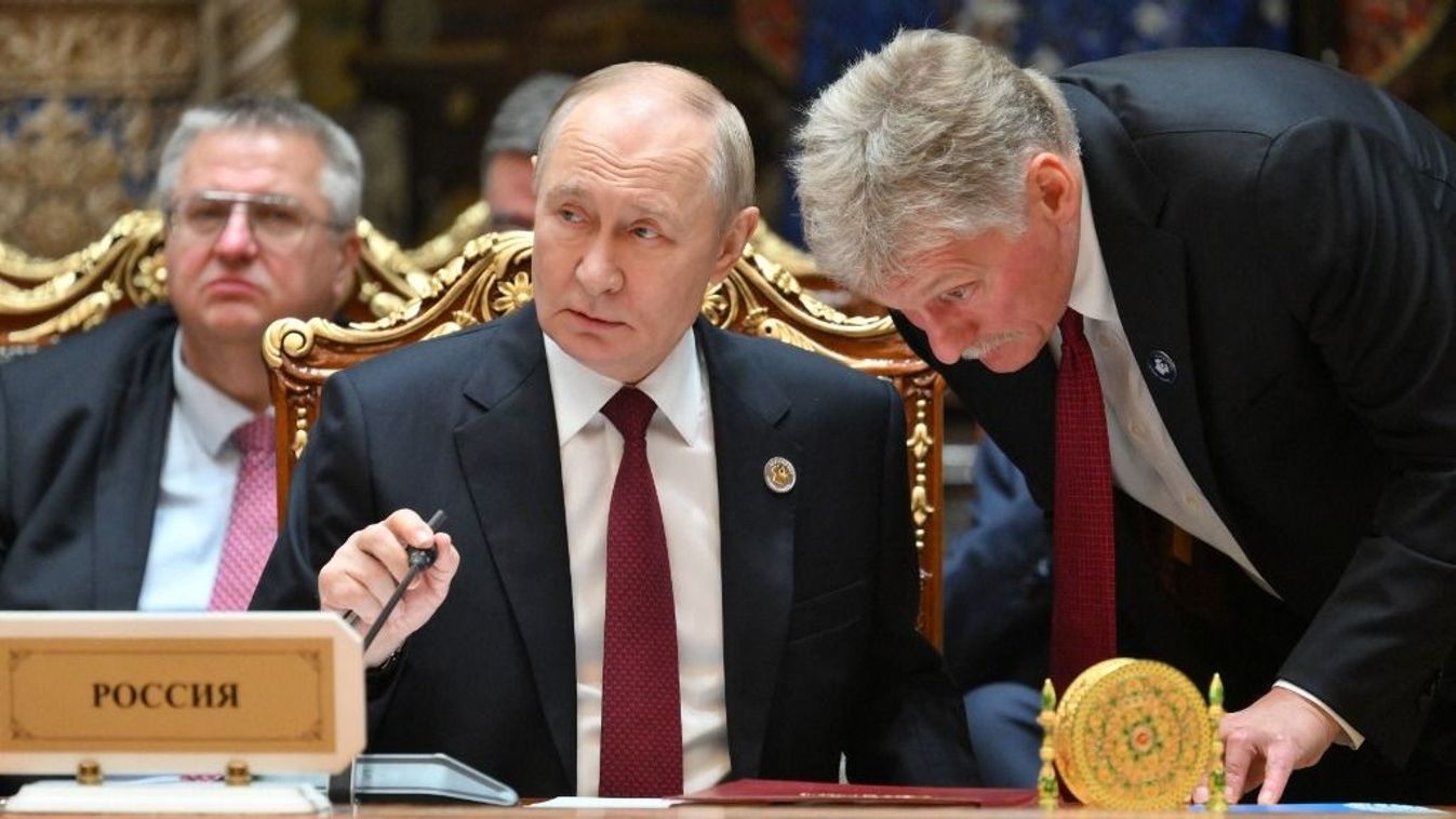 Vlagyimir Putyin orosz elnök és Dmitrij Peszkov, a Kreml szóvivője