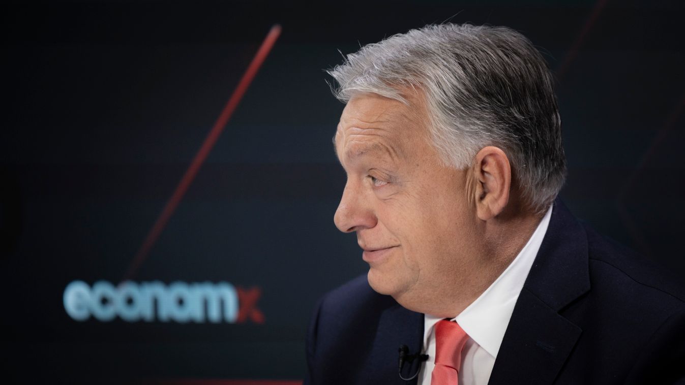 A Miniszterelnöki Kommunikációs Főosztály által 2025. október 6-án közreadott képen Orbán Viktor miniszterelnök interjút ad az Economx Money Talks podcastnek Budapesten (Fotó: MTI/Miniszterelnöki Kommunikációs Főosztály/Fischer Zoltán)