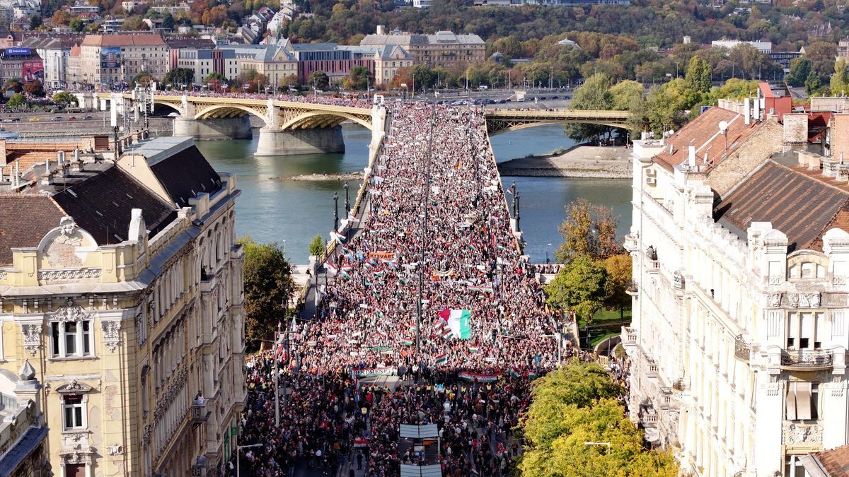 Így vonult a Békemenet a Kossuth térre, meghallgatni Orbán Viktor ünnepi beszédét (Fotó: Miniszterelnöki Kabinetiroda Sajtókommunikációs Főosztály)