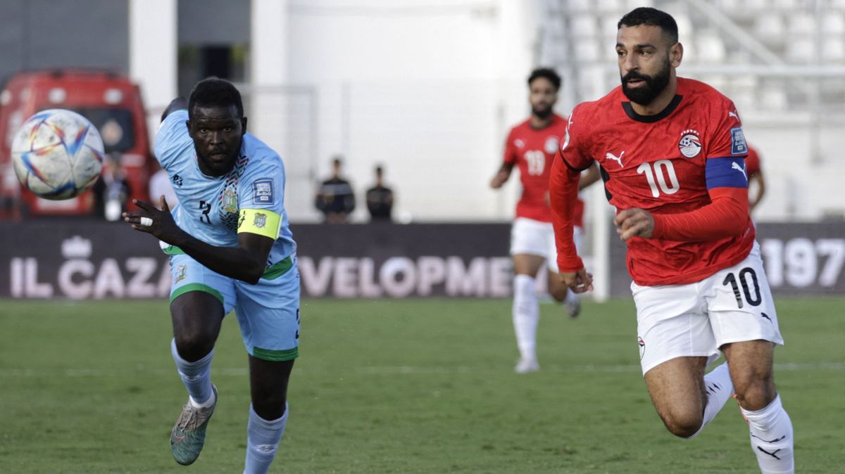 Mohamed Szalah (pirosban) az első félidőben is betalált a vb-selejtezőn Dzsibuti ellen. 