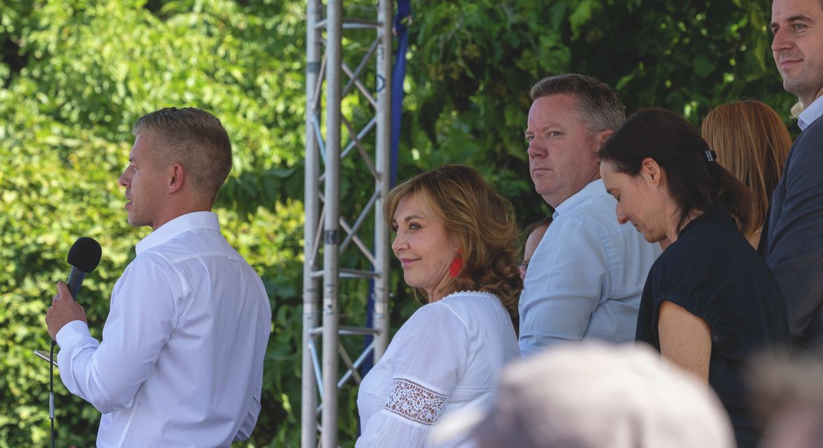 20250907 Kötcse
Magyar Péter, a Tisza Párt elnöke beszédet mondott a párt kötcsei rendezvényén.
fotó: Mirkó István MI
Magyar Nemzet
képen: Rost Andrea operaénekesnő, Pósfai Gábor, a párt operatív igazgatója