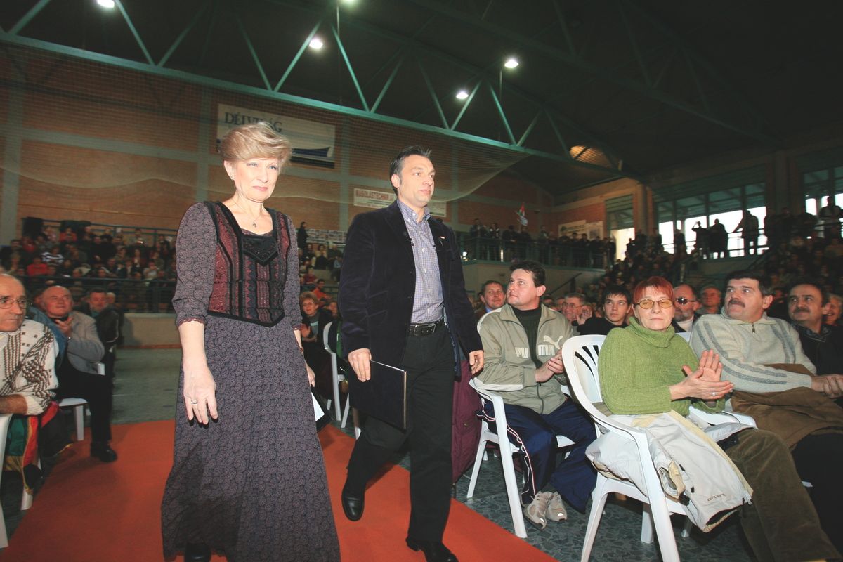 Szentes, 2006. január 24. Orbán Viktor, a Fidesz – Magyar Polgári Szövetség elnöke és Kudlik Júlia, a Nemzeti Konzultáció háziasszonya megérkezik a szentesi Papp László Sportcsarnokba, ahol a Fidesz elnöke évértékelõ beszélgetést tartott.