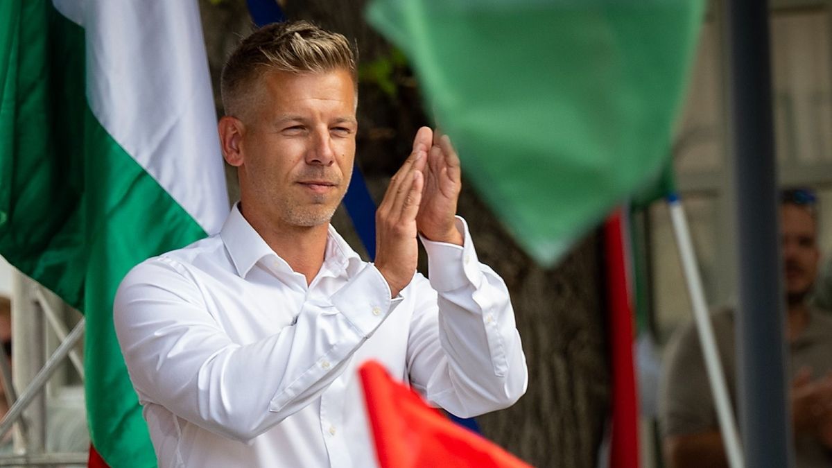 Pannonhalma, 2025. augusztus 20.
Magyar Péter, a Tisza Párt elnöke a párt Szent István nyomában című pannonhalmi ünnepségén 2025. augusztus 20-án.
MTI/Krizsán Csaba