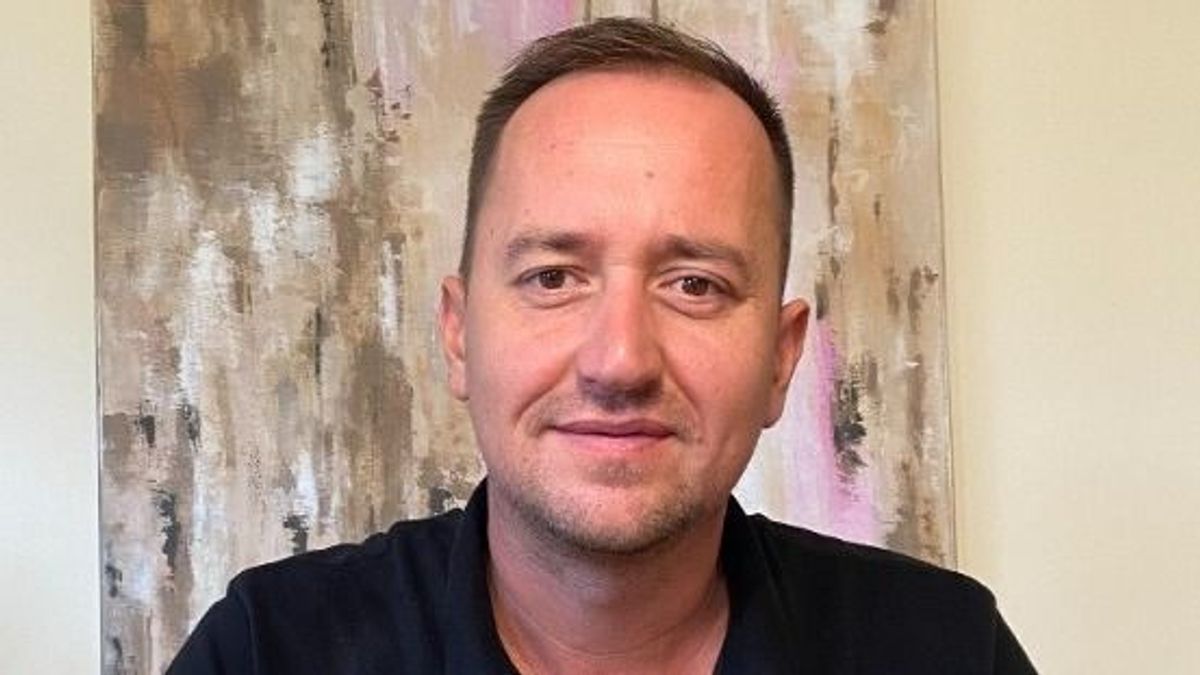Ő az álszakértő: bemutatjuk a testbeszédes Fehér Attilát