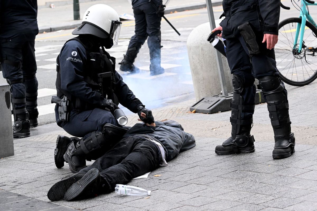 Rohamrendőrök letartóztatnak egy tüntetőt Belgiumban, Brüsszelben