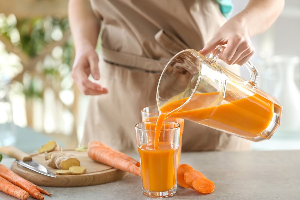 A sárgarépalé számos egészségügyi előnnyel büszkélkedhet: vitaminok, antioxidánsok, bőr- és szemvédelem – de csak mértékkel érdemes fogyasztani