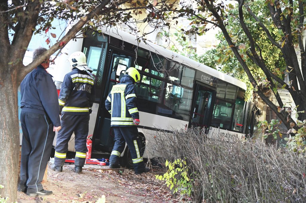 20251022 Szolnok Buszbaleset Szolnokon. Egy helyijáratú busz nem tudott megállni és nekihajtott a Varga Katalin Gimnázium épületének. Fotó: Mészáros János Új Néplap