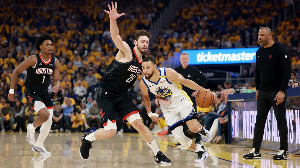 Stephen Curry (labdával) a Golden State Warriors erőssge lesz az idei NBA-szezonban is. 