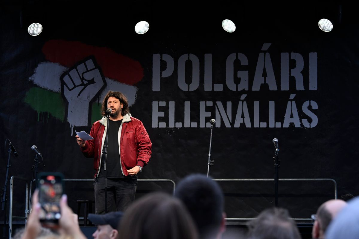 Budapest, 2025. október 5.
Puzsér Róbert publicista, szerkesztő, kritikus beszédet mond a Polgári Ellenállás mozgalom Juhász Péter influenszer, volt politikus melletti tüntetésén Budapesten, a Kossuth Lajos téren 2025. október 5-én. Juhász Péterrel szemben az ügyészség nyomozást indított egy hanganyag közzététele miatt.
MTI/Purger Tamás