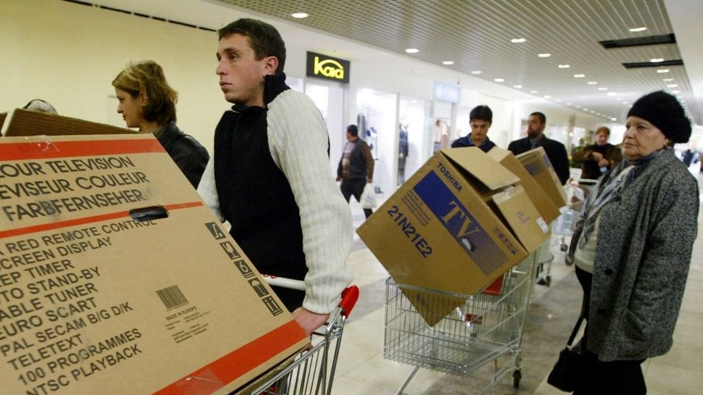 A magasabb adók, az infláció és a romló munkaerőpiaci kilátások mind visszafogják a háztartások költési kedvét