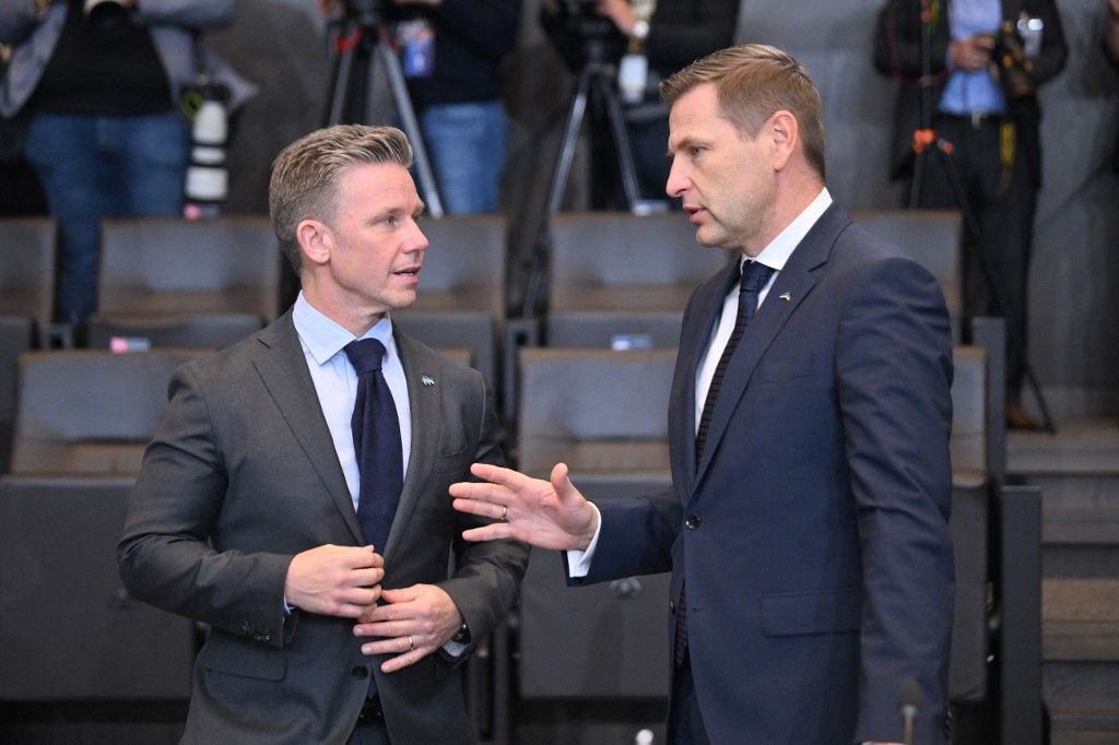 Svédország felszólította az európai országokat, hogy készüljenek fel a lehetséges háborús kihívásokra. A képen: Pal Jonson svéd védelmi miniszter és Hanno Pevkur észt védelmi miniszter a NATO védelmi minisztereinek találkozóján Fotó: DURSUN AYDEMIR / ANADOLU