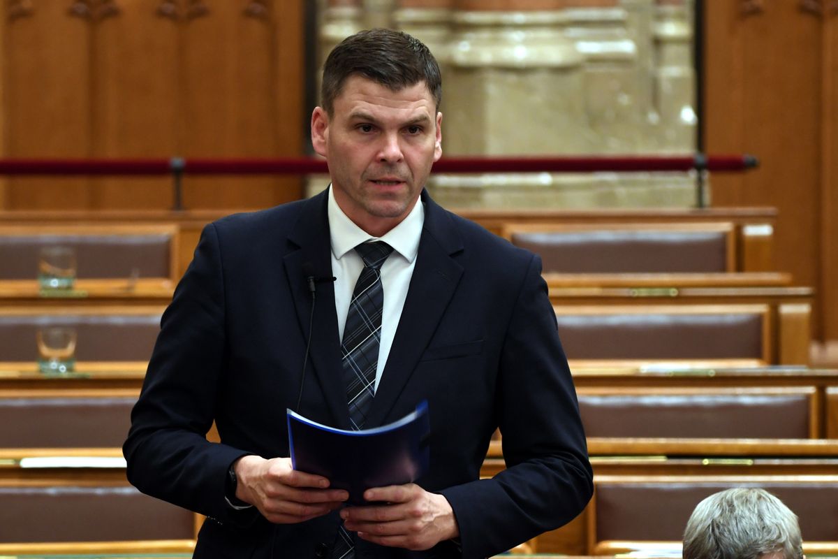 Budapest, 2025. október 20.
Czepek Gábor, az Energiaügyi Minisztérium parlamenti államtitkára expozét tart a föld alatti energiahordozó-tárolásról szóló törvények módosítását célzó javaslat vitájában az Országgyűlés plenáris ülésén 2025. október 20-án.
MTI/Kovács Attila