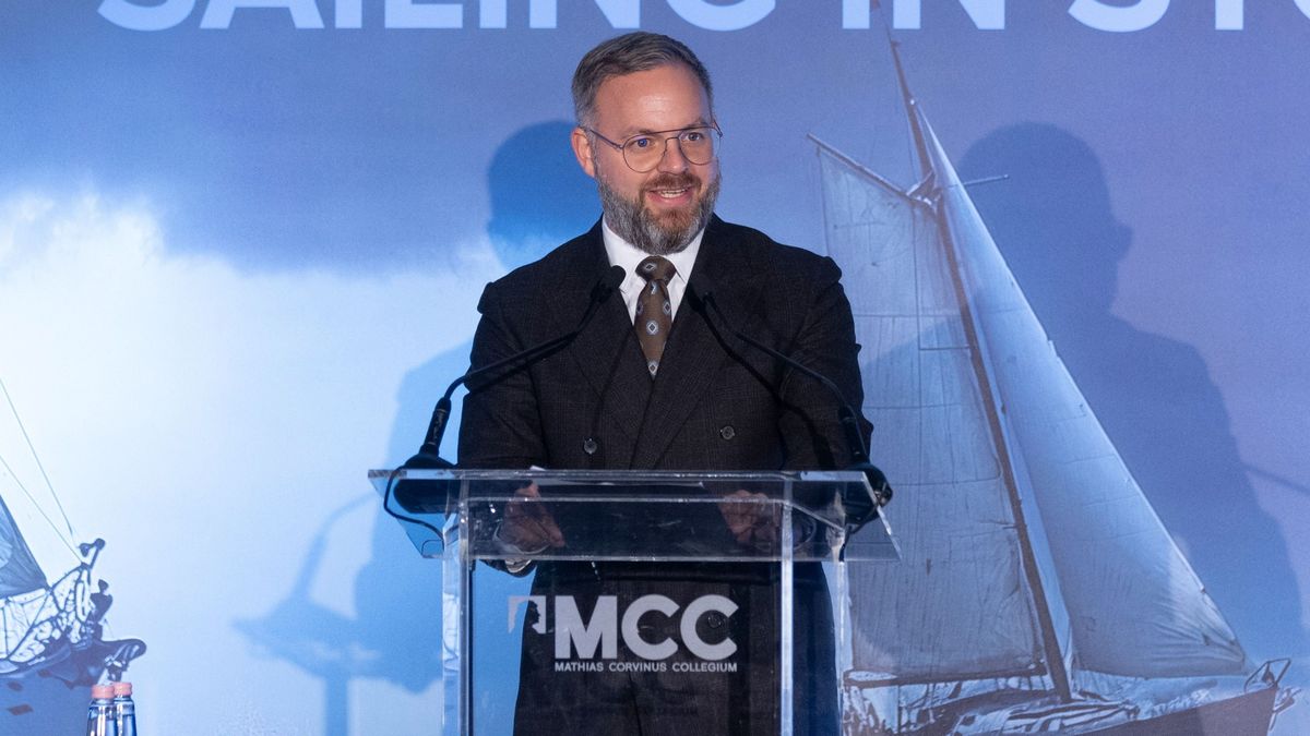 Budapest, 2025. október 21.
Orbán Balázs, a Mathias Corvinus Collegium (MCC) kuratóriumi elnöke, a miniszterelnök politikai igazgatója köszöntőt mond az MCC Vezetőképző Akadémiájának Sailing in Storm (Viharban vitorlázni) címmel megrendezett konferenciáján a budapesti MCC Központban 2025. október 21-én.
MTI/Kocsis Zoltán